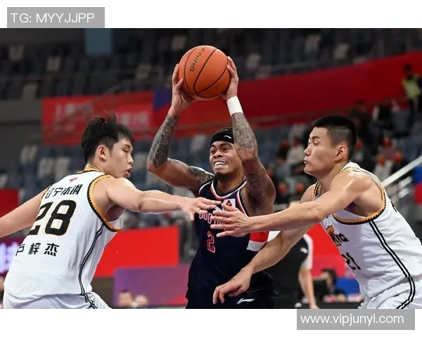 广东龙狮与辽宁本钢激战正酣谁能在赛场上笑到最后